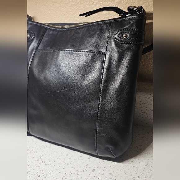 Nice COACH  F23948 Shoulder Or Crossbody Shiny Leather Bag with large hang tag. - Picture 9 of 16